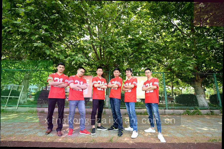 折线图和足球轮廓合成的抽象封面